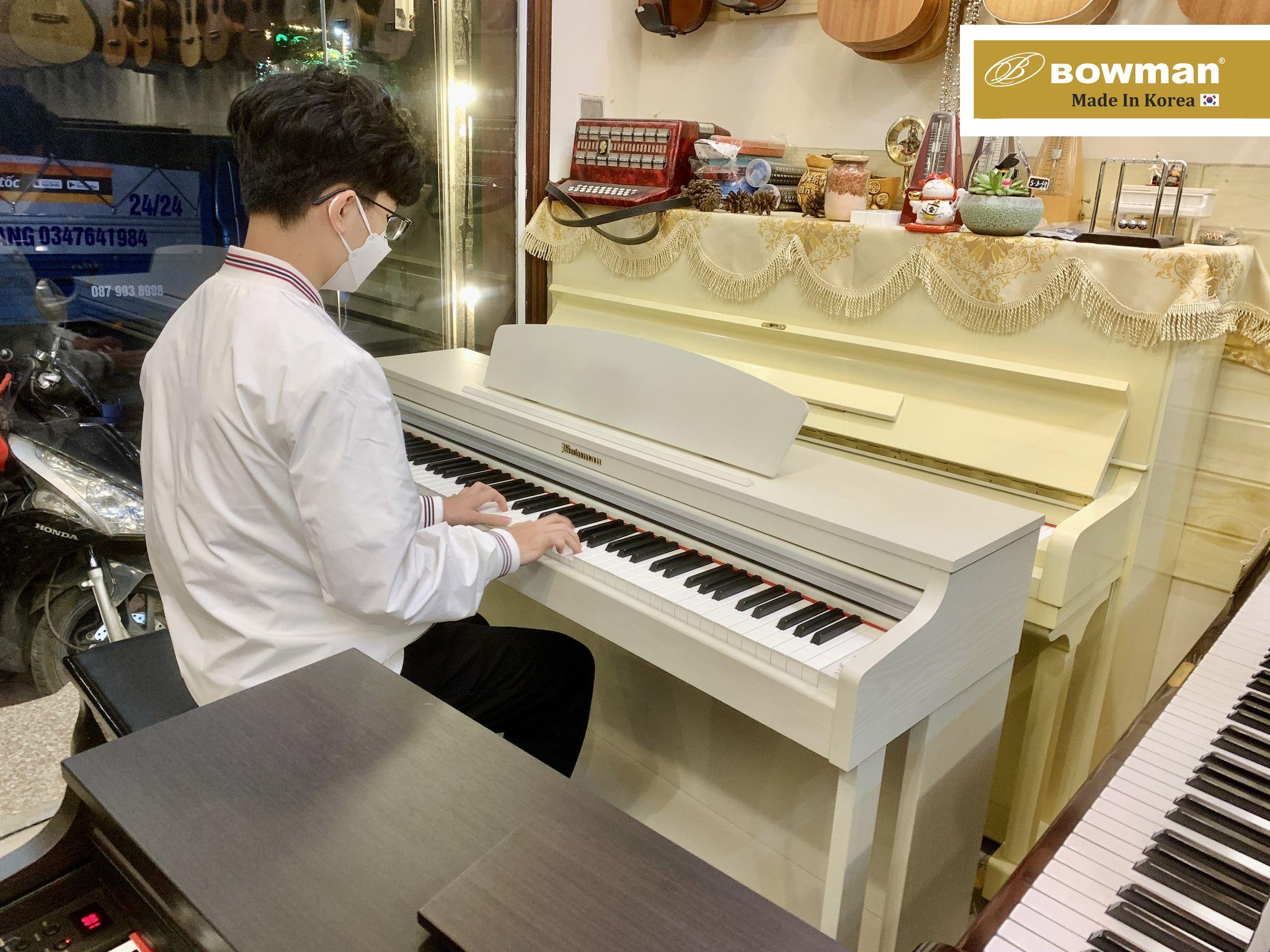 Khách hàng trải nghiệm và chọn mua Piano BOWMAN CX350 (Model 2022)