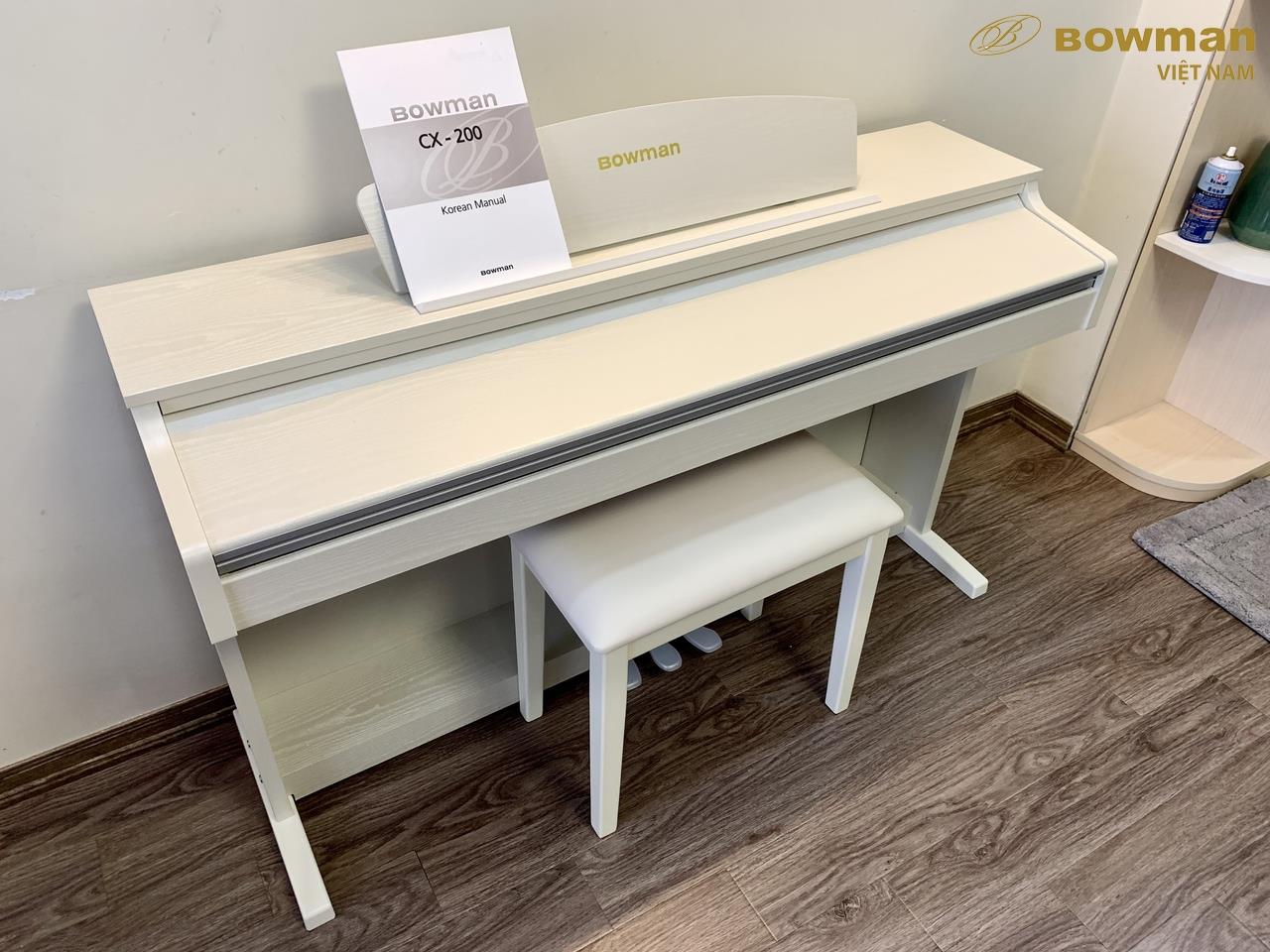 Không gian sống sẽ tuyệt vời hơn, sang trọng và trang nhã hơn khi có sự góp mặt của mẫu sản phẩm đàn PIANO điện MỚI - BOWMAN CX200 WH màu trắng