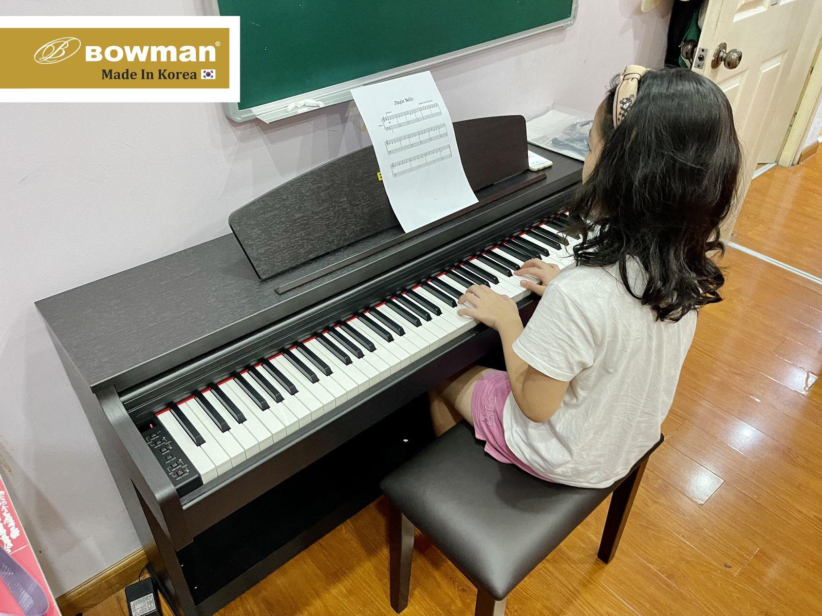 Bạn nhỏ chọn piano BOWMAN CX230 để bắt đầu