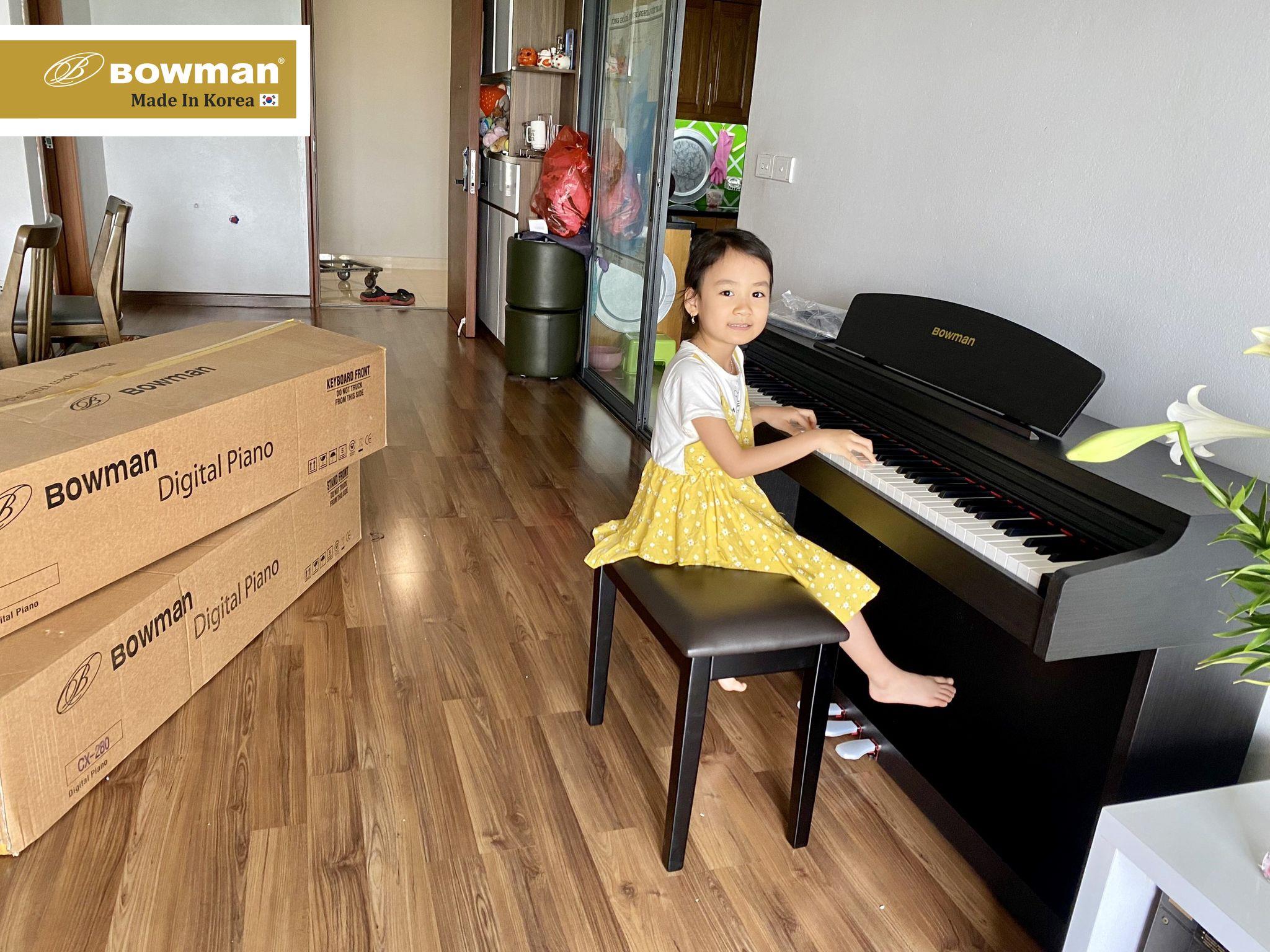Bạn nhỏ rất thích đàn Piano điện mới BOWMAN CX280 (Model 2022) màu nâu đen