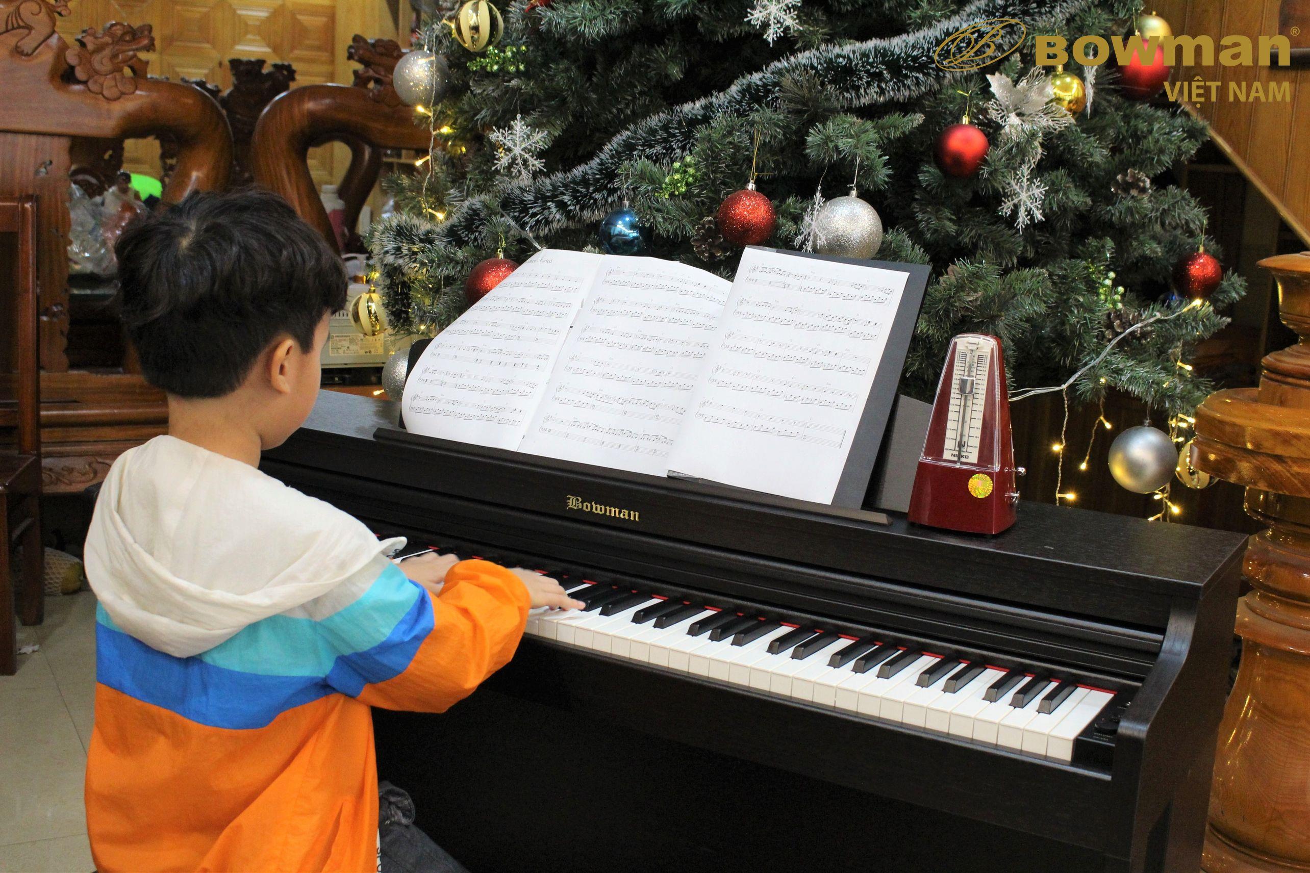 Không khí Giáng Sinh tại đại lý phân phối piano BOWMAN