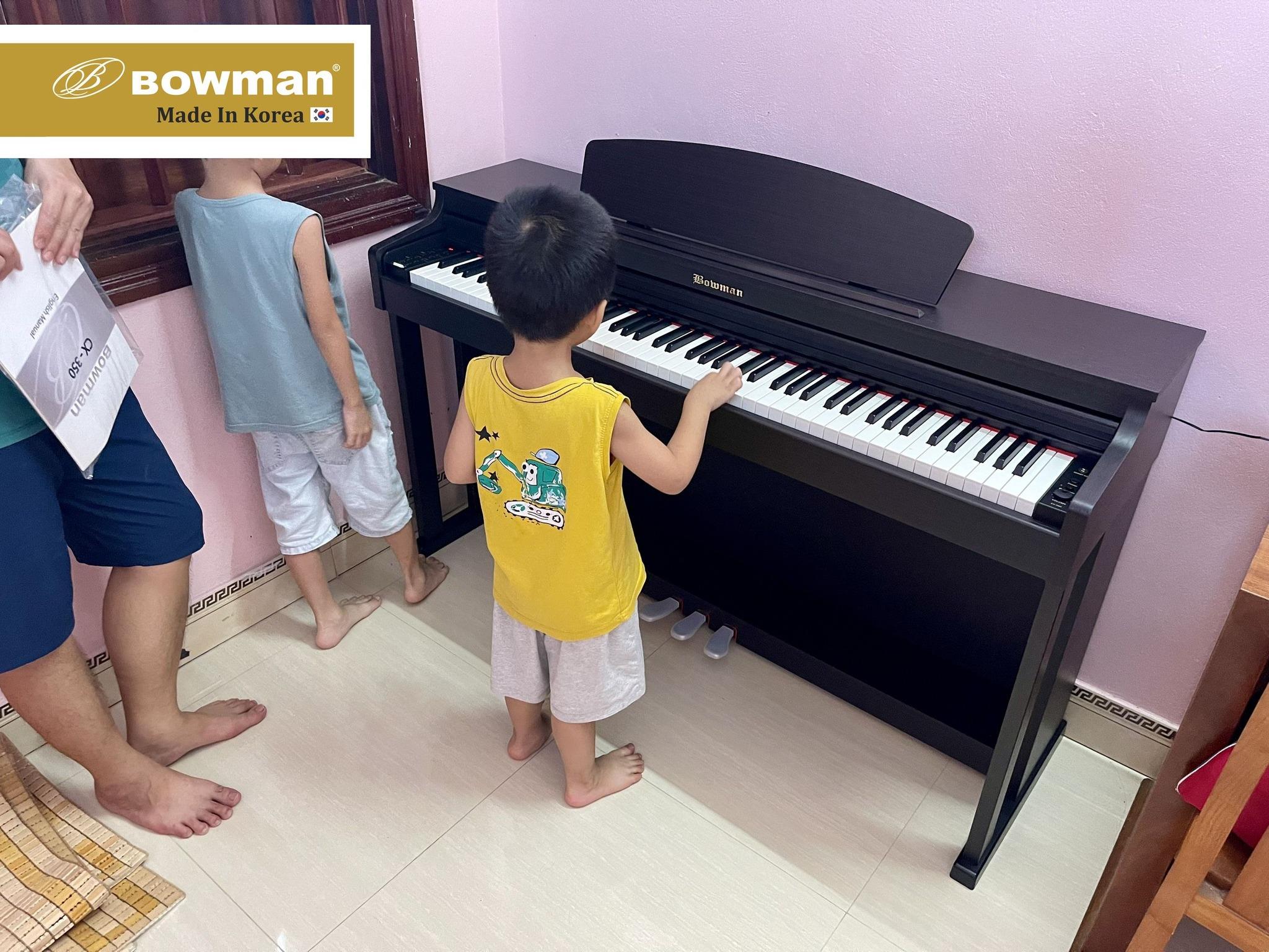 Các bạn nhỏ hứng thú với Piano BOWMAN CX350