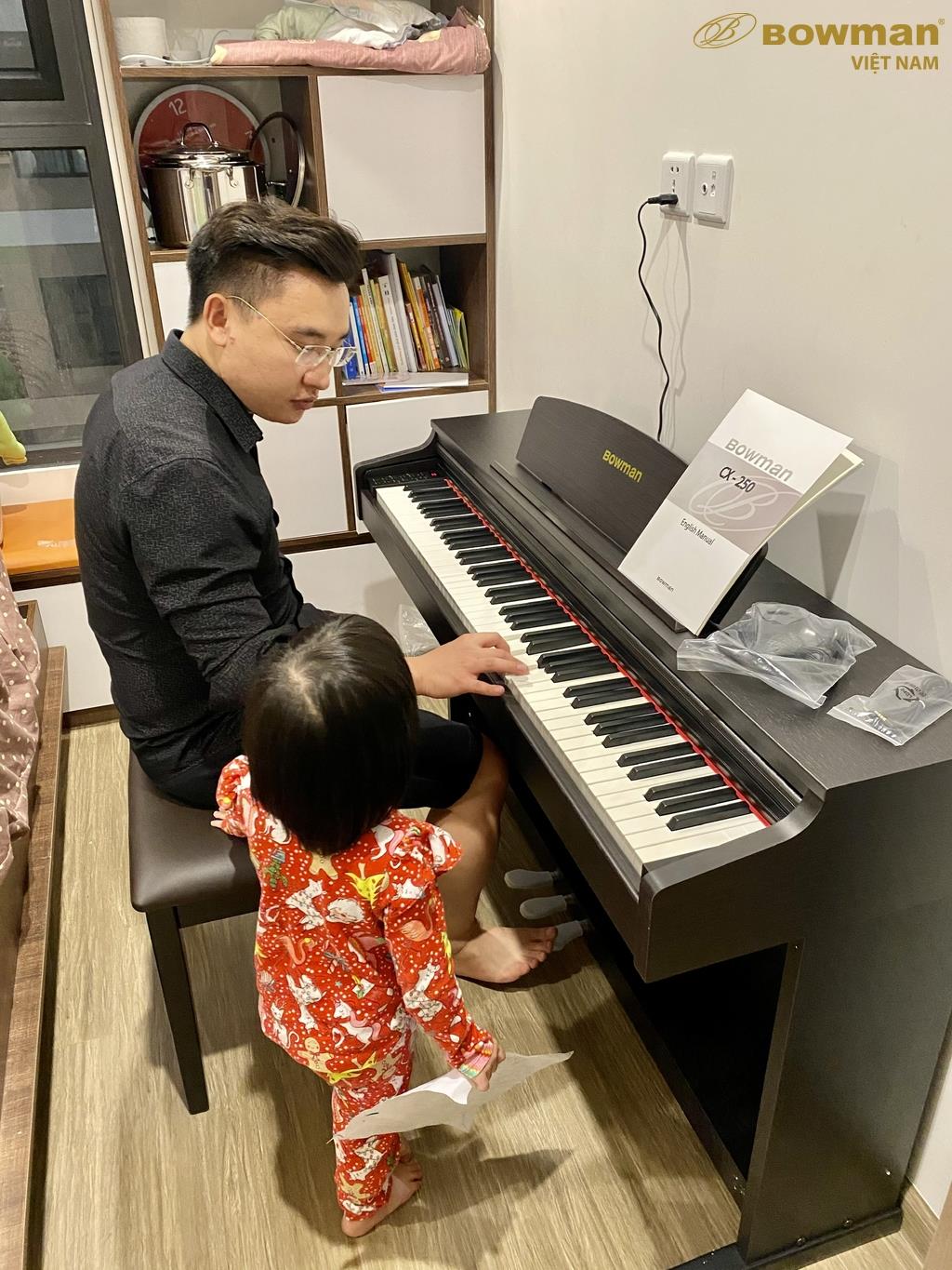 Một người bố cùng học chơi đàn với con gái tại Vinhomes Smart City